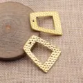 Gehämmerter trapezförmiger geometrischer Hohl-Anhänger Charm Detail, goldenes DIY Schmuckteil. - Altgold