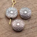 Perles intercalaires rondes plates et sculptees argentees, env. 9.8x9.7mm, pour bijoux DIY. - Argent antique