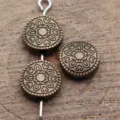 Perles intermédiaires rondes et plates sculptées en bronze vintage pour la fabrication de bijoux. - Bronze Antique