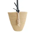 Geflochtene Stroh Eimer Tasche mit schwarzen Ledergriffen und Holzperlen Quasten Damen. - Khaki