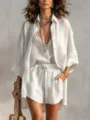Vue détaillée de l'ensemble décontracté blanc à trois pièces avec cardigan et short. - S / Ensemble / Blanc