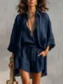 Vue détaillée de l'ensemble décontracté pour femme à trois pièces avec cardigan, gilet et short. - S / Ensemble / Bleu Marine
