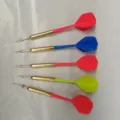 Set mit 5 bunten Softdarts mit Messingläufen und Kunststoff-Flights für Dartscheibe. - Darts (5 Stück)