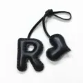 Ciondolo per borsa in pelle nera lettera R e cuore accessorio artigianale borsa da donna. - Nero con Cuore Nero
