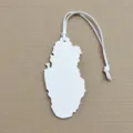 Joli pendentif de sac forme carte du Qatar en texture cuir blanc avec cordon assorti. - Blanc