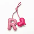 Ciondolo borsa artigianale in pelle rosa con lettera R e cuore, elegante accessorio donna. - Rosa con Cuore Rosa Lampone