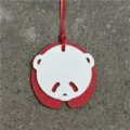 Charm de sac mignon en forme de panda en cuir mini pendentif de sac à main avec lanière rouge. - Blanc et Rouge