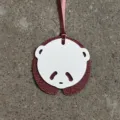 Détail de breloque de sac en cuir en forme de panda, accessoire suspendu mignon pour femme. - Blanc & Rouge Vin
