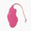 Détail de charm de sac en cuir rose en forme de carte du Qatar, texture fine et lanière assortie. - Rose rouge
