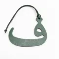 Colgante de bolso de cuero verde oscuro letra árabe, mini dije elegante para bolsos de mujer. - Verde Oscuro
