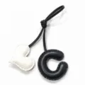 Vista detallada del colgante hecho a mano de cuero negro y blanco con letra C y corazón. - Negro con Corazón Blanco Roto