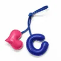 Colgante de bolso de cuero letra C y corazón rosa hecho a mano, bonito colgante para bolsos. - Azul Real con Corazón Rosa Fucsia