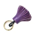 Nahaufnahme Detail der lila rosa Leder Quaste Anhänger mit goldenem Ring für Taschen. - Ca. 6x3cm / Innen Schwarz mit Dunkelviolett & offener Ring
