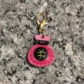 Llavero de bolso de la suerte de cuero hecho a mano, colgante colorido para llaves de coche. - Rosa rojo
