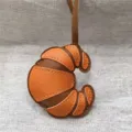 Ciondolo borsa croissant in pelle fatto a mano, portachiavi blocco colore caramello arancione, accessorio. - Arancione