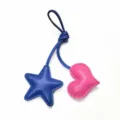 Pendentif de sac en cuir artisanal étoile et cœur, charm mignon pour sacs à main de femmes et voitures. - Cœur Rose Rouge avec Étoile Bleu Royal