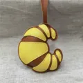 Ciondolo per borsa a croissant in pelle fatto a mano, simpatico portachiavi e accessorio chic. - Giallo