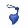 Detailaufnahme des blauen Lederherzanhängers, niedlicher Taschenschmuck mit Knoten und Autodeko. - Saphirblau