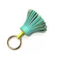 Nahaufnahme Detailansicht des zweifarbigen Leder Quasten Schlüsselanhängers mit Metallring. - Ca. 6x3cm / Innen Hellgelb mit Pfauenblau