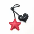 Pendentif de sac en cuir fait main avec pendentifs étoile rouge et cœur noir détaillés. - Cœur Noir avec Étoile Rouge Vif