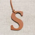 Leder S Buchstabe Taschenanhänger mit Riemen, stilvoller Initialen Anhänger für Handtaschen. - Braun