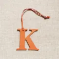Pendentif de sac lettre K en cuir orange charmant accessoire alphabet pour sacs à main de femme - Orange