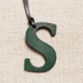 Dunkelgrüner Leder Buchstabe S Taschenanhänger, stilvolles Alphabet Dekor für Handtaschen. - Dunkelgrün