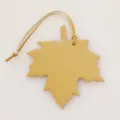 Detailansicht des gelben Ahornblatt Leder Tasche Anhängers, feine Textur und Riemen. - Gelb