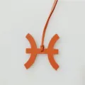 Sterrenbeeld Vissen lederen tasbedel in klassieke oranje kleur, stijlvol handtas accessoire. - Oranje