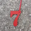 Ciondolo borsa numero 7 in pelle rossa accessorio elegante fai da te per le borse. - Rosso