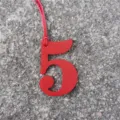 Pendentif de sac chiffre 5 en cuir rouge, accessoire élégant DIY pour sacs à main et clés. - Rouge