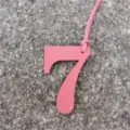 Pendente borsa numero 7 in pelle rosa accessorio moda elegante per borse fai da te. - Rosa