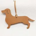 Dachshund Leder Taschenanhänger Detail, süßer Tier Anhänger mit Riemen, stilvolles Accessoire. - Braun