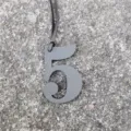 Pendentif de sac numéro 5 en cuir gris accessoire élégant style luxe pour sac à main - Gris