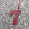 Ciondolo borsa numero 7 in pelle bordeaux accessorio moda DIY per borse a mano e zaini eleganti. - Borgogna