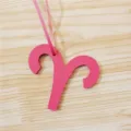 Breloque de sac en cuir Bélier pendentif signe astrologique rose accessoire élégant pour sac - Rose rouge