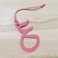 Ciondolo per borsa con lettera araba in pelle rosa, elegante accessorio per borsetta. - Rosa
