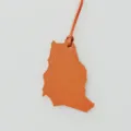 Oranje lederen landkaart vorm tas charm en auto hangende ornament detailweergave. - Oranje