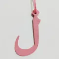 Colgante de bolso con letra de cuero rosa en primer plano, accesorio elegante para bolso. - Rosa