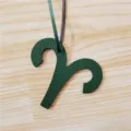 Vue détaillée du charm de sac zodiaque Bélier en cuir vert foncé, accessoire élégant pour voiture. - Vert Foncé