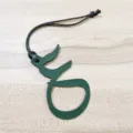 Dunkelgrünes Leder arabischer Buchstabe Taschenanhänger mit Riemen für Handtasche - Dunkelgrün