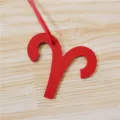 Pendentif de sac zodiaque Bélier en cuir rouge, élégant porte-clé et accessoire de voiture. - Rouge