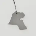 Gros plan détaillé du pendentif de sac en cuir gris représentant la carte de l'état du Koweït. - Gris