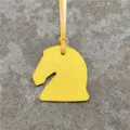 Pendant de sac tête de cheval en cuir jaune, vue détaillée accessoire de luxe élégant. - Jaune