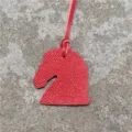 Pendentif de sac tête de cheval en cuir rouge, vue détaillée de l'accessoire en cuir véritable. - Rouge