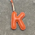Leder Buchstabe K Taschenanhänger mit Seidenschal, schicke Monogramm Deko für Handtaschen. - K Orange
