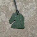 Mini pendentif de sac à main tête de cheval en cuir véritable vue détaillée gros plan - Vert Foncé