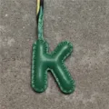 Grüner Leder Buchstabe K Taschenanhänger mit stilvollem botanischen Seidenband Accessoire. - K Grün