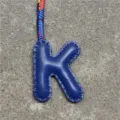 Blauer Leder Buchstabe K Taschenanhänger Detail mit buntem Seidentuch Band, Anhänger. - K Königsblau