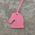 Breloque de sac tête de cheval en cuir rose, mini pendentif mignon pour sac de femmes. - Rose